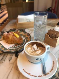 una taza de café y una pastelería en una mesa en Kimy B&b Pompei, en Pompeya