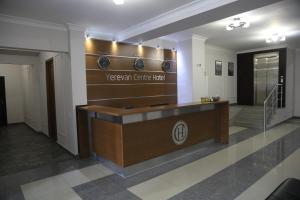 vestíbulo con recepción en un edificio en Yerevan Centre Hotel, en Ereván