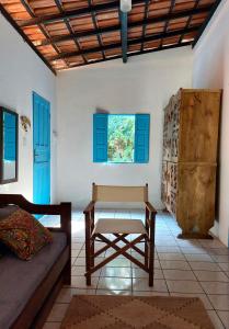 クムルサティバにあるCasa Passarinhosのソファとテーブルのあるリビングルーム