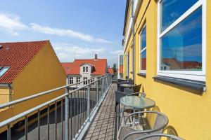 einen Balkon mit Stühlen und einem Tisch auf einem Gebäude in der Unterkunft BB-Hotel Rønne Bornholm in Rønne