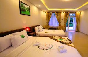 Giường trong phòng chung tại Saigon Emerald Beach Resort