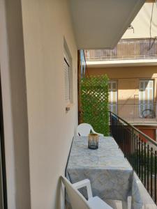une table et des chaises sur le balcon d'une maison dans l'établissement Siesta Apartment, à Kalamata
