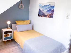 Postel nebo postele na pokoji v ubytování Greenhouse Living "Haus Blankenheim" - Burgblick I Urlaub mit Hund - 30 Minuten zum Phantasialand & Nürburgring