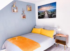 Postel nebo postele na pokoji v ubytování Greenhouse Living "Haus Blankenheim" - Burgblick I Urlaub mit Hund - 30 Minuten zum Phantasialand & Nürburgring