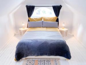 Postel nebo postele na pokoji v ubytování Greenhouse Living "Haus Blankenheim" - Burgblick I Urlaub mit Hund - 30 Minuten zum Phantasialand & Nürburgring