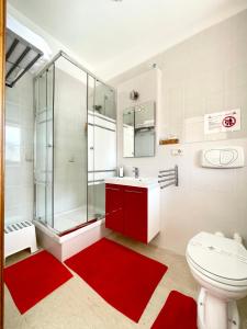 e bagno con servizi igienici e doccia in vetro. di B&B Le Saline a Taranto