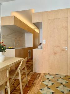 a kitchen with a table and chairs and a counter at VibesCoruña- Apartamento céntrico recién reformado in A Coruña
