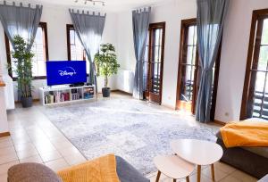 TV a/nebo společenská místnost v ubytování Greenhouse Living "Haus Blankenheim" - Burgblick I Urlaub mit Hund - 30 Minuten zum Phantasialand & Nürburgring