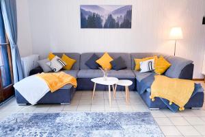Posezení v ubytování Greenhouse Living "Haus Blankenheim" - Burgblick I Urlaub mit Hund - 30 Minuten zum Phantasialand & Nürburgring