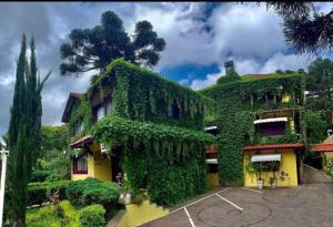 budynek pokryty bluszczem w obiekcie Petit Hotel Provence Gramado w mieście Gramado