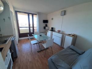 - un salon avec un lit, une table et des chaises dans l'établissement Appartement Seignosse, 2 pièces, 4 personnes - FR-1-239-107, à Seignosse