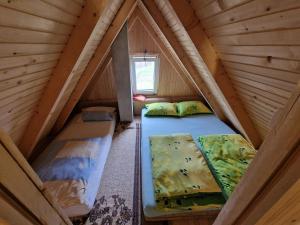 Habitación pequeña con 2 camas en un ático en Prokoško jezero - Koliba Lovac, en Fojnica