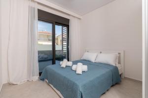 Un dormitorio blanco con una cama con toallas. en SithoniaRS Emerald OLD, en Nikiti 47 fotos más