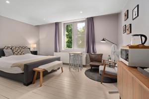 - une chambre avec un lit et un salon dans l'établissement Spacious Guest Suites near Historic Market - 5 Min Walk, à Bruges