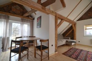 sala de estar con mesa, sillas y sofá en W deSki dom apartamenty, en Krzyżowa