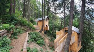 a wooden tree house in the middle of a forest at Chalet Baumfuchs direkt an der Talabfahrt Belalp in Blatten bei Naters