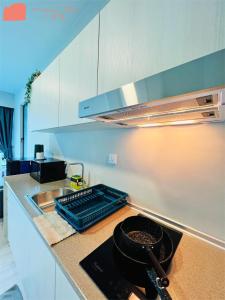 Maison life 小居屋 Jesselton Quay CityPads的厨房或小厨房