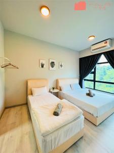 1 dormitorio con 2 camas y ventana en Maison life 小居屋 Jesselton Quay CityPads, en Kota Kinabalu