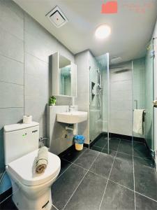 哥打京那巴鲁Maison life 小居屋 Jesselton Quay CityPads的配有马桶、水槽和淋浴的浴室