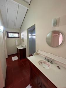 een badkamer met een wastafel en een spiegel bij Casa Colonial Cabore in Paraty +78 foto's