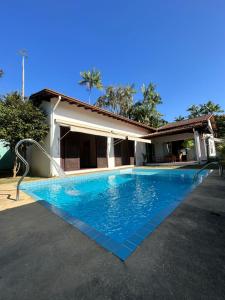 een zwembad voor een huis bij Casa Colonial Cabore in Paraty