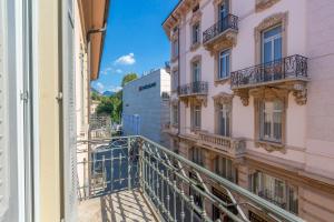- un balcon offrant une vue sur un bâtiment dans l'établissement Heart of Lugano - Happy Rentals, à Lugano