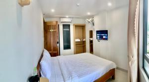 a bedroom with a white bed in a room at KHÁCH SẠN GIA HÒA 3 in Vung Tau