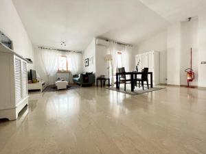 a large living room with a table and chairs at B&B Le Saline in Taranto