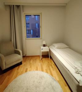 Postel nebo postele na pokoji v ubytování Kotimaailma - Avara ja valoisa kolmio saunalla lähellä Helsingin keskustaa