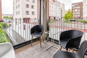 Balkón nebo terasa v ubytování Kotimaailma - Avara ja valoisa kolmio saunalla lähellä Helsingin keskustaa