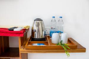 Příslušenství pro přípravu čaje a kávy v ubytování National Holiday Resort