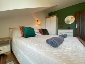 En eller flere senge i et værelse på Apartamenty MALICIA