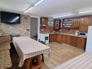 una cucina con tavolo e una sala da pranzo di family cottage a Senica