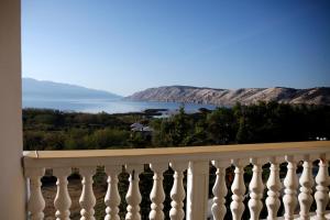 balcón con vistas al agua y a las montañas en Apartements Magdalena en Lopar