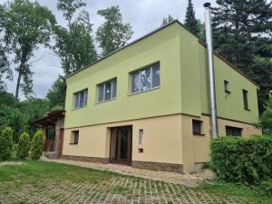 una casa dipinta in verde e giallo di family cottage a Senica