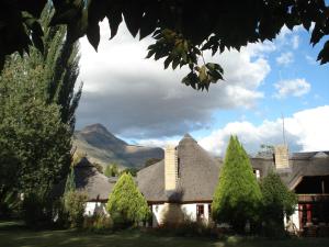 a house with a mountain in the background at Collie Cottage in Clarens