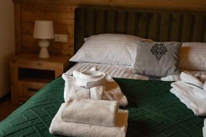 Postel nebo postele na pokoji v ubytování Dom z widokiem na góry i prywatnym jacuzzi w Zębie