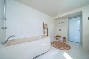 Vannituba majutusasutuses Apartment With a Lake View and Sauna +22 fotot