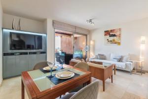 - un salon avec une table à manger et une télévision dans l'établissement Romen 2-2 PENTHOUSE SEA VIEW & JACUZZI 2B, à Palm-mar