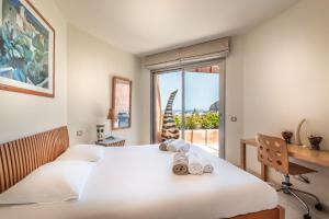 une chambre avec un lit, un bureau et une fenêtre dans l'établissement Romen 2-2 PENTHOUSE SEA VIEW & JACUZZI 2B, à Palm-mar 16 autres photos