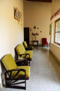 una sala de espera con sillas y una mesa en Coffee Tranquil Homestay - Private Water Falls & Premium Experience, en Chikmagalur