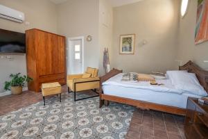 Una cama o camas en una habitación de אבוקדו וואדי ניסנאס