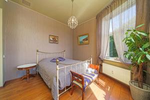 sypialnia z łóżkiem, krzesłem i oknem w obiekcie Apartment With a Lake View and Sauna w mieście Viljandi