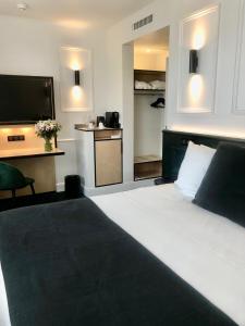 une chambre d'hôtel avec un grand lit et une cuisine dans l'établissement Maison Philippe Le Bon, à Dijon