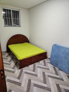 sypialnia z łóżkiem z żółtym materacem w obiekcie Casa Represa Furnas c/ Piscina Aquecida w mieście Alfenas +18 zdjęć