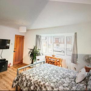 Gallery image of Ocean Breeze 5 minutes walk to the beach - Free Parking in Lancing