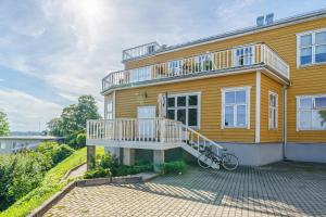 una casa gialla con una bicicletta parcheggiata di fronte di Apartment With a Lake View and Sauna a Viljandi