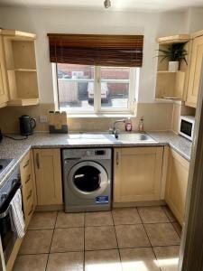 a kitchen with a washing machine and a sink at May Disc - Long Stay - Contractors in Bristol