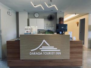 een bar met een bord voor een Daraza toeristische herberg bij Daraga Tourist Inn in Locsin