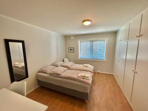 1 dormitorio con cama y ventana en Gjestehuset Borggata 18, en Fredrikstad